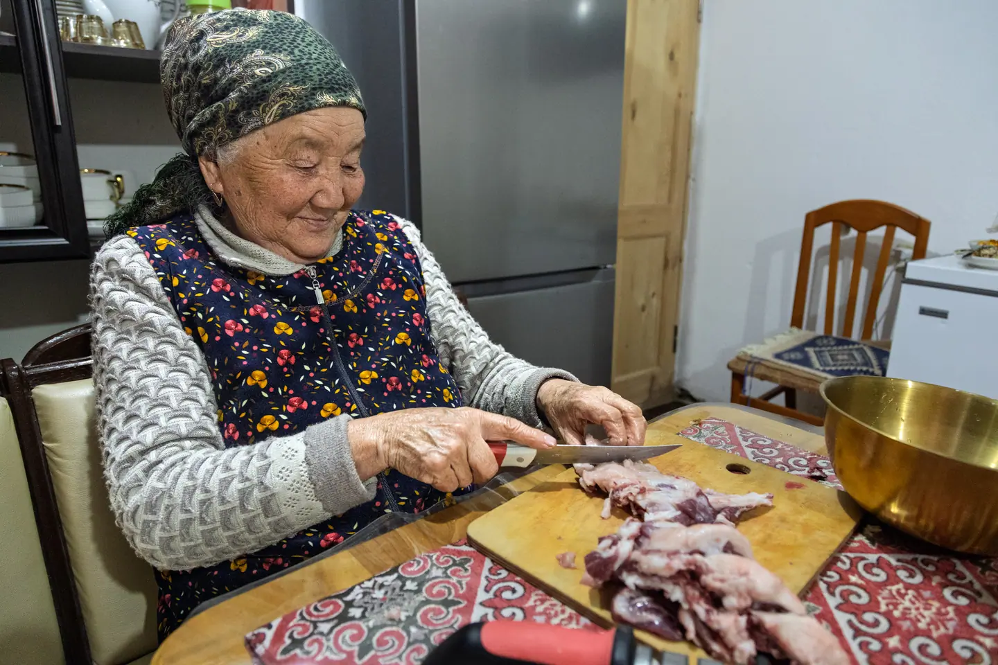 Babushka preparing sausages at Svetlan Polyana guesthouse