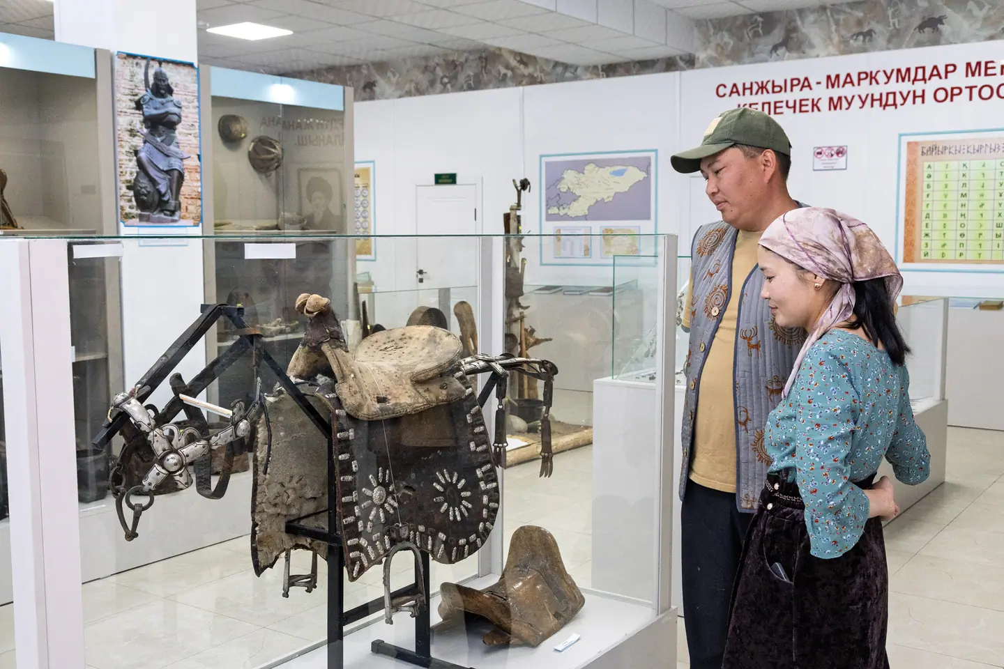 Two local people visiting the Svetlana Polyana museum
