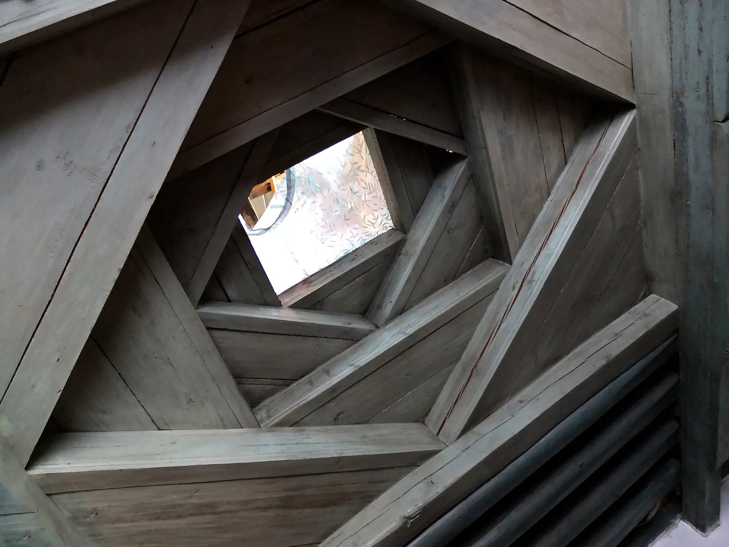 the chorkhona, a skylight made of five concentric wooden squares stacked above each other
