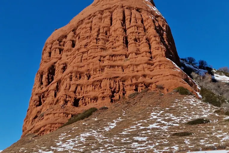 In the Milky Spring, there are fantastic red rocks