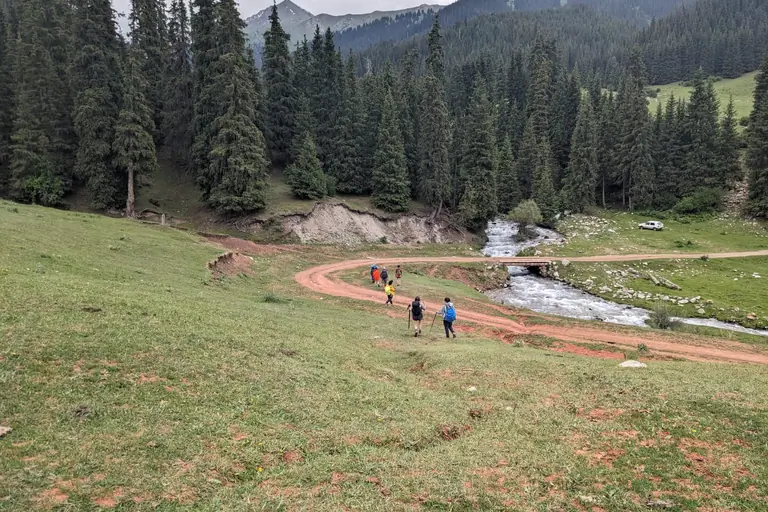 The small Kichi-Kyzyl-Suu valley lies in the Teskei Alatoo between the Chong Kyzyl Suu valley and the Jukuchak valley