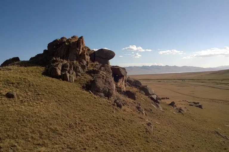 Tash Doeboe (Song Kul's lake)