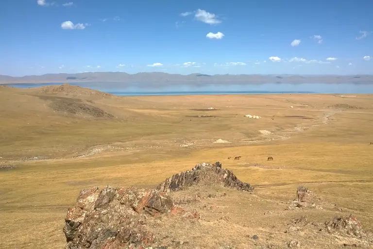 Tash Doeboe (Song Kul's lake)