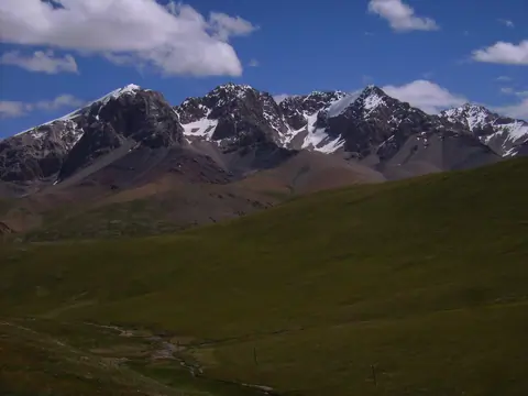 Ashusu pass in Borkoldoy range linking Karasay to Uzongukush