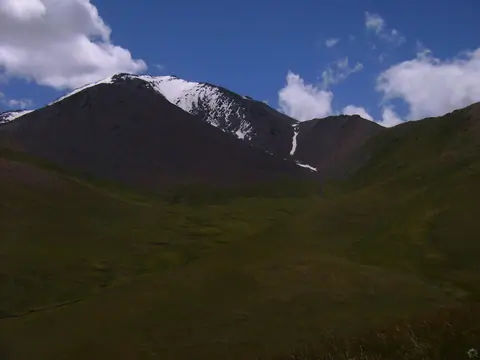 Ashusu pass in Borkoldoy range linking Karasay to Uzongukush