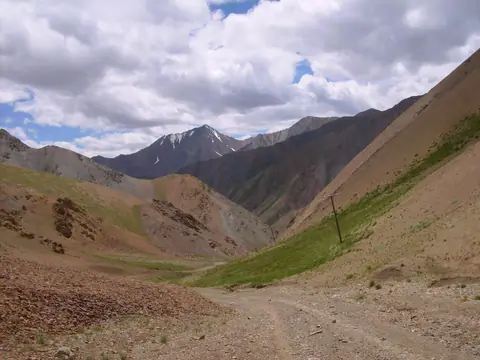 Ashusu pass in Borkoldoy range linking Karasay to Uzongukush