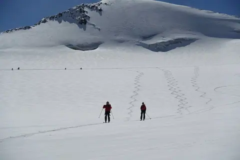 Skitouring on glaciers of the Soek Too range