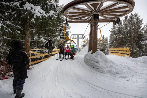 La station d'arrivée d'un télésiège sur le domaine skiable de Karakol. 