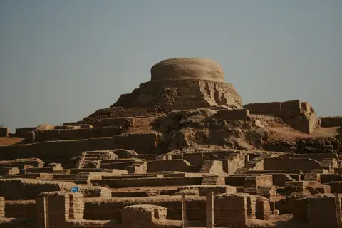 City of Mounds - Indus Civilization Mohenjo-daro