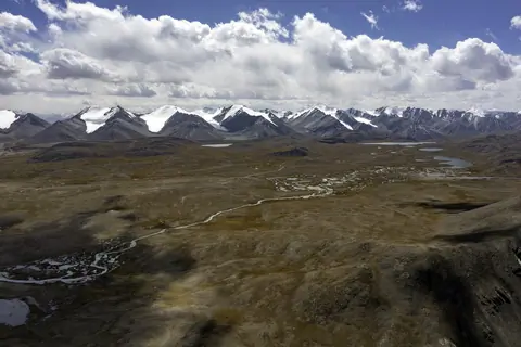 the wide plateau with numerous springs and lake bordering by the Soek Too range
