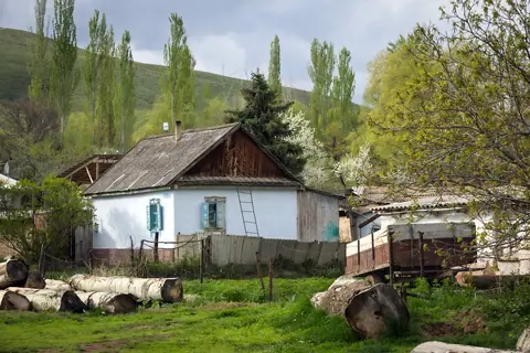 A small house in Svetlana Polyana near to the fields