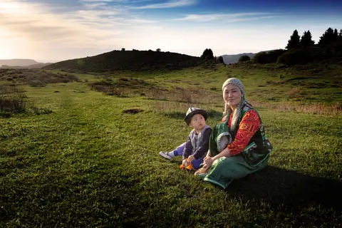 A young woman and her child in Siutuu Bulak