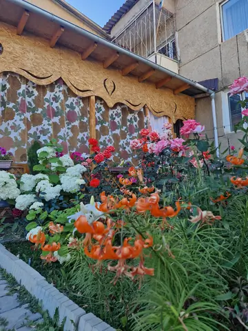 Garden and flowers of the Guesthouse Baktygul in Naryn
