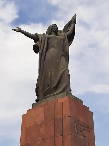 Erkindik - Revolution Militant square