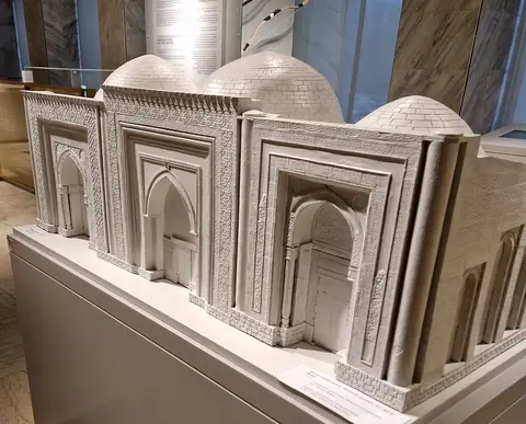 maquette of the three mausoleums of Uzgen