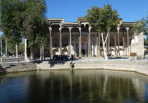 Bolo Hauz mosque
