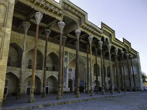 Bolo Hauz Mosque