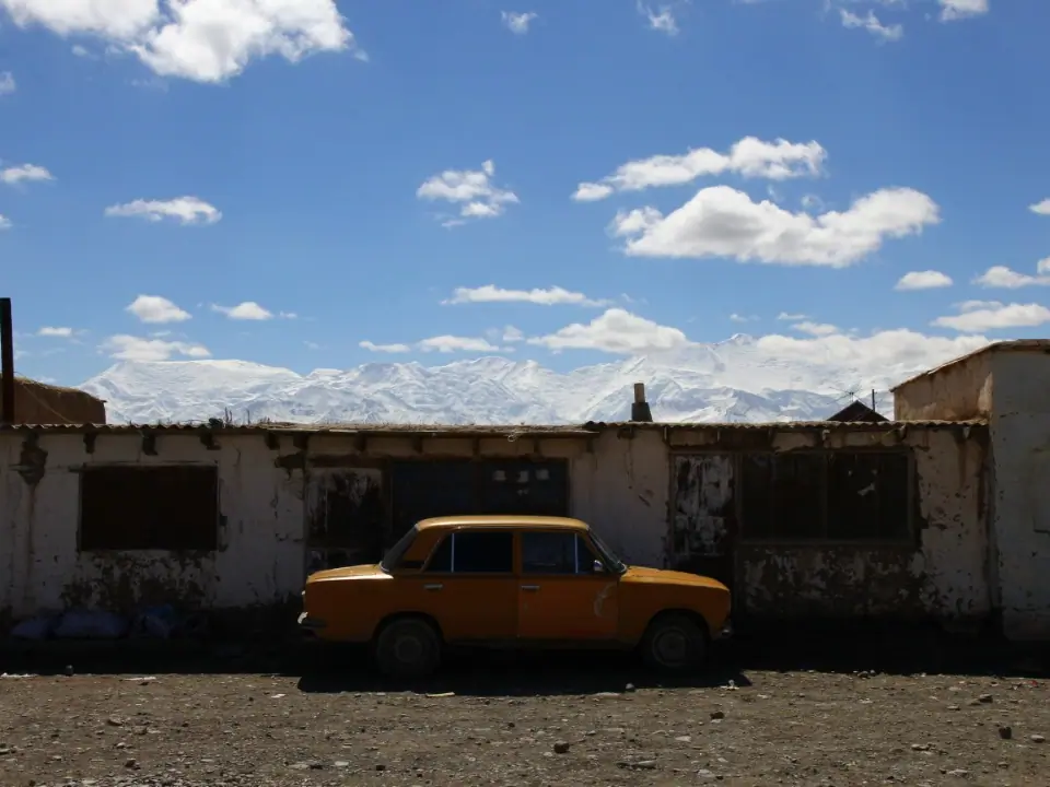 An oragne Jiguli