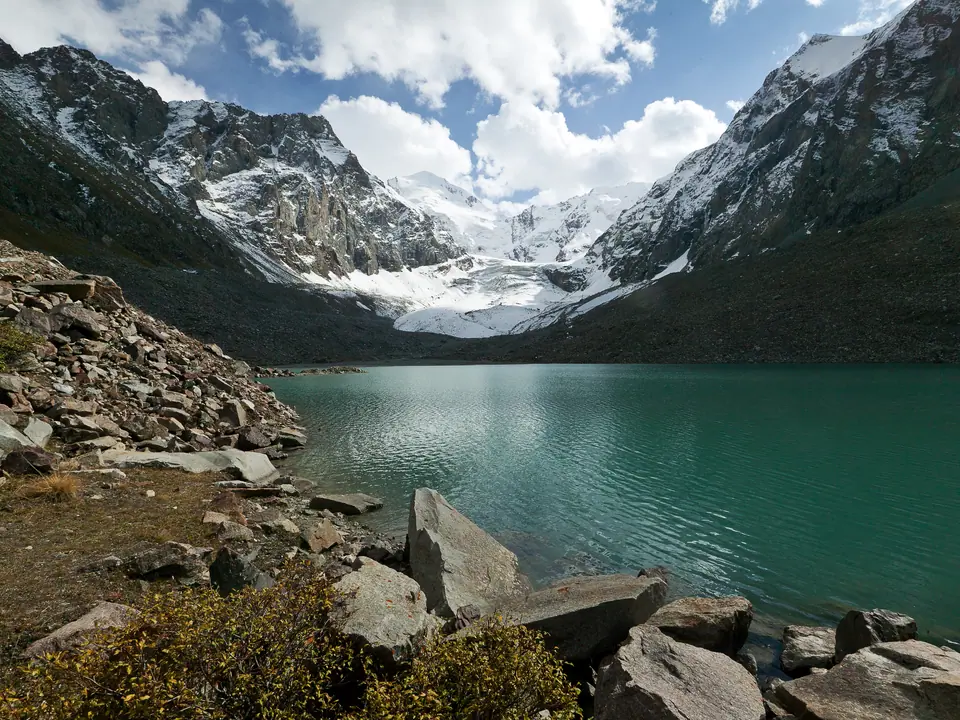 Glaciar lake of the Kashkator peak