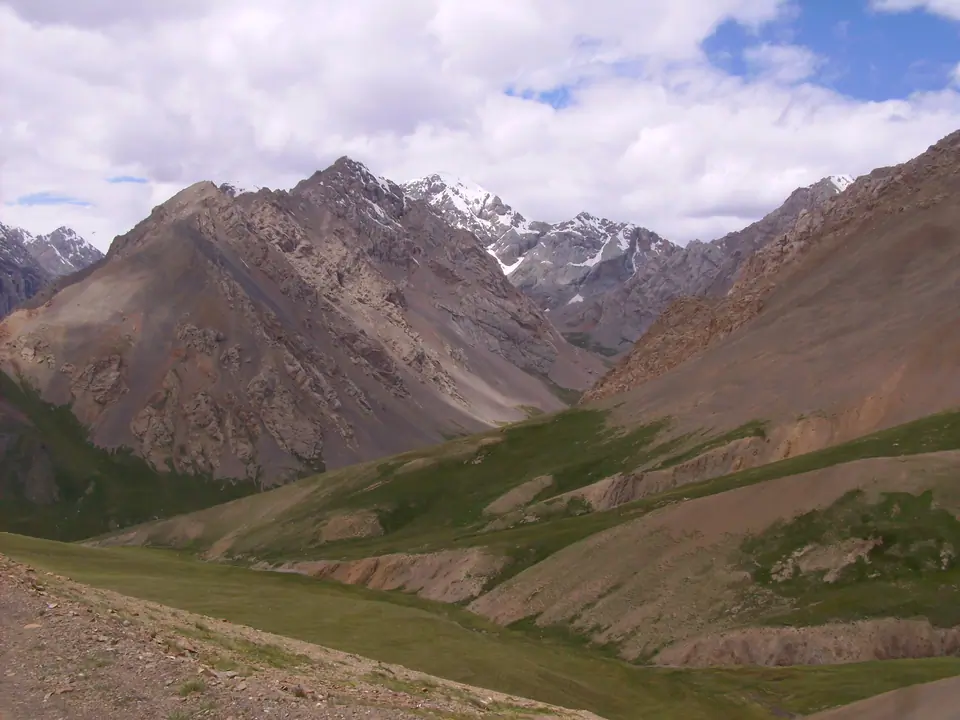 Ashusu pass in Borkoldoy range linking Karasay to Uzongukush