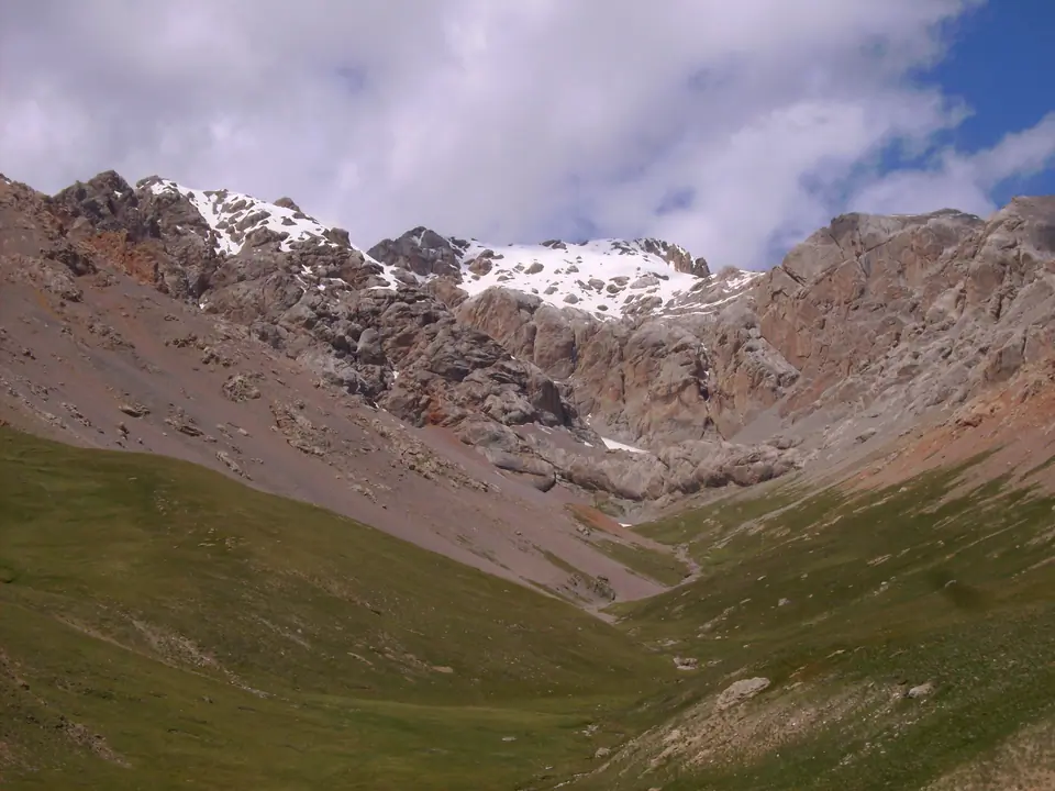 Ashusu pass in Borkoldoy range linking Karasay to Uzongukush