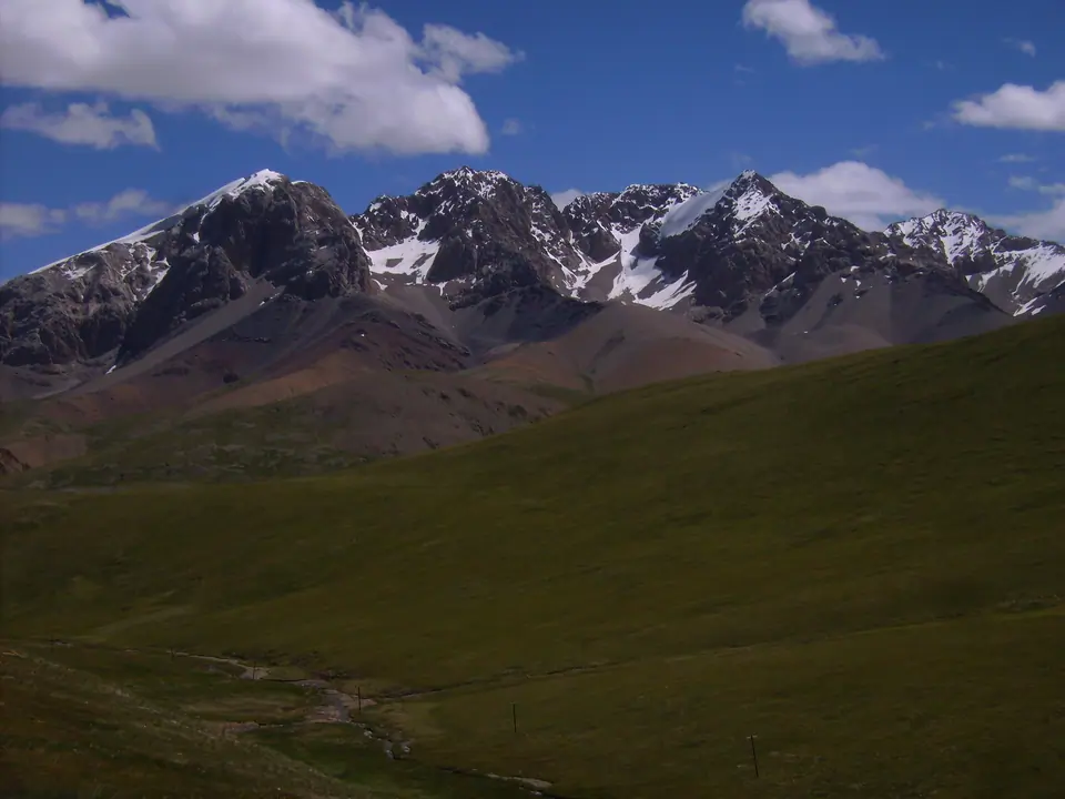 Ashusu pass in Borkoldoy range linking Karasay to Uzongukush