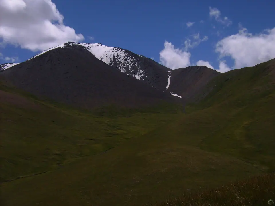 Ashusu pass in Borkoldoy range linking Karasay to Uzongukush