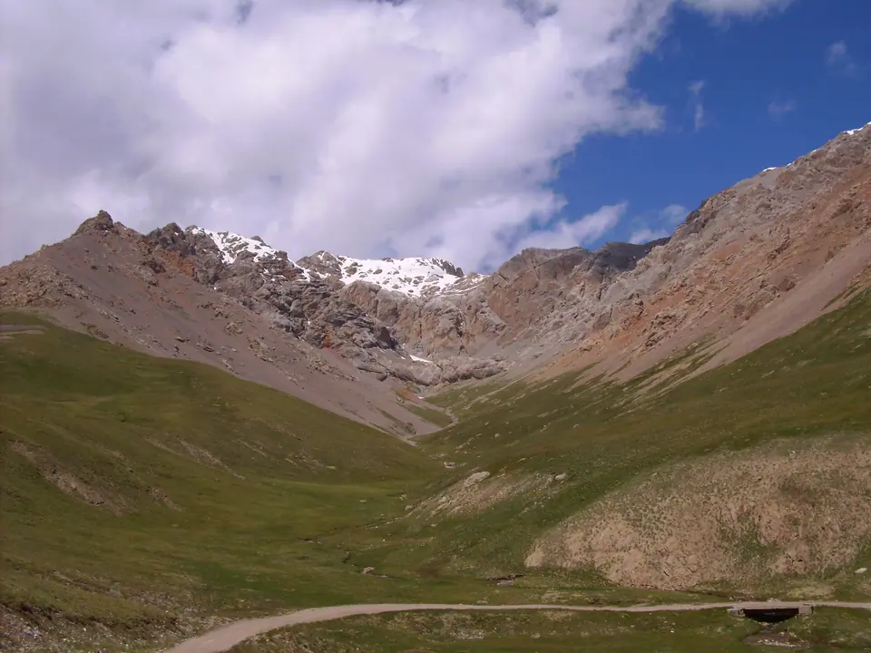 Ashusu pass in Borkoldoy range linking Karasay to Uzongukush