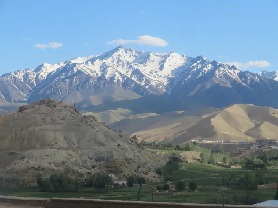 Bâmiyân ou Bamiyan (persan : بامیان) est une ville du centre de l’Afghanistan, capitale de la province de Bâmiyân