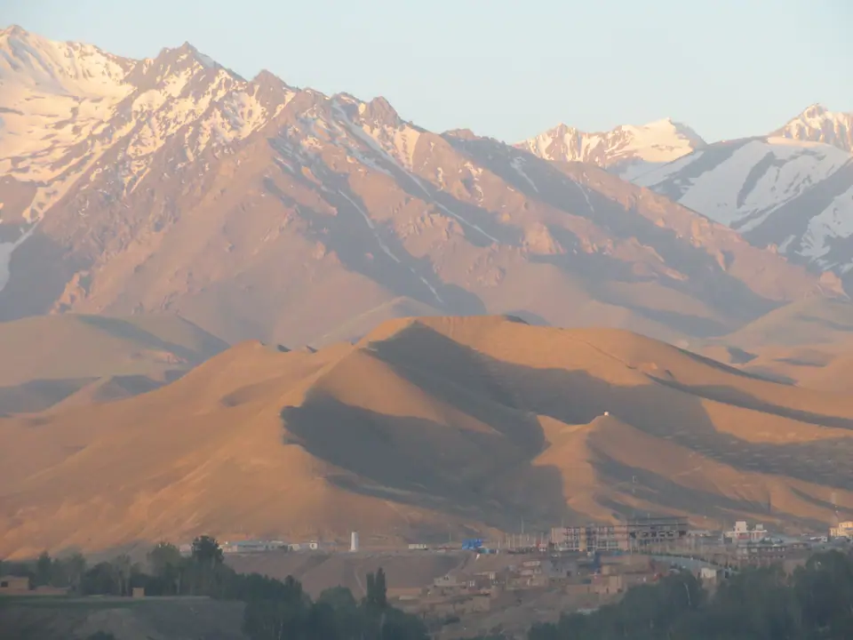 Bâmiyân ou Bamiyan (persan : بامیان) est une ville du centre de l’Afghanistan, capitale de la province de Bâmiyân