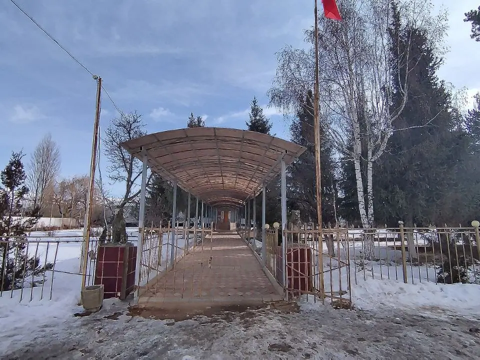 The village hall of the village of Svetlaya Polyana in the Jeti Oguz district