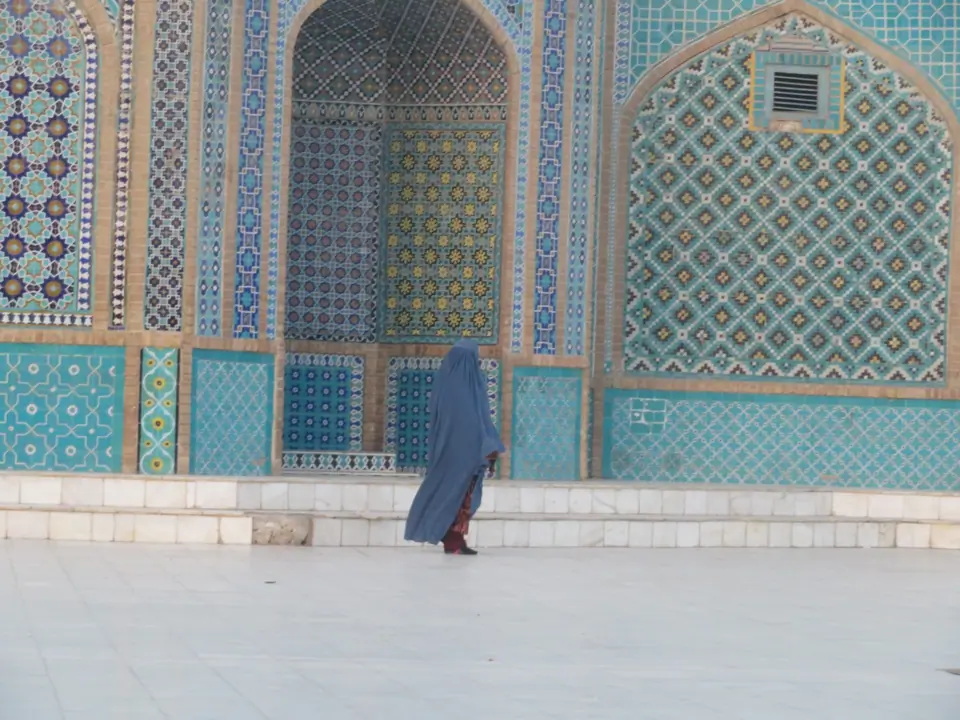 Woman at the blue mosque of Mazar-i-sharif, Mazar-e-sharif, Mazar i sharif