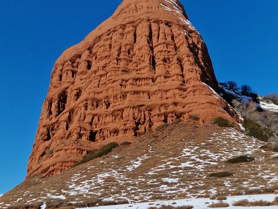 In the Milky Spring, there are fantastic red rocks