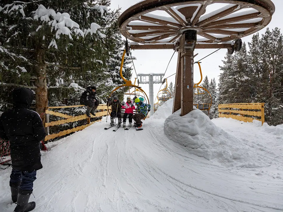 La station d'arrivée d'un télésiège sur le domaine skiable de Karakol. 