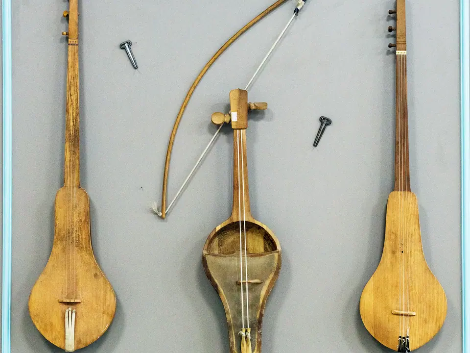 Old kumuz guitars exposed at Svetlana Polyana museum