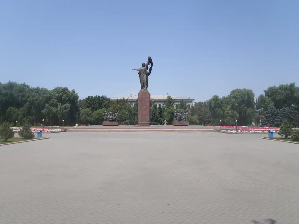 Erkindik - Revolution Militant square