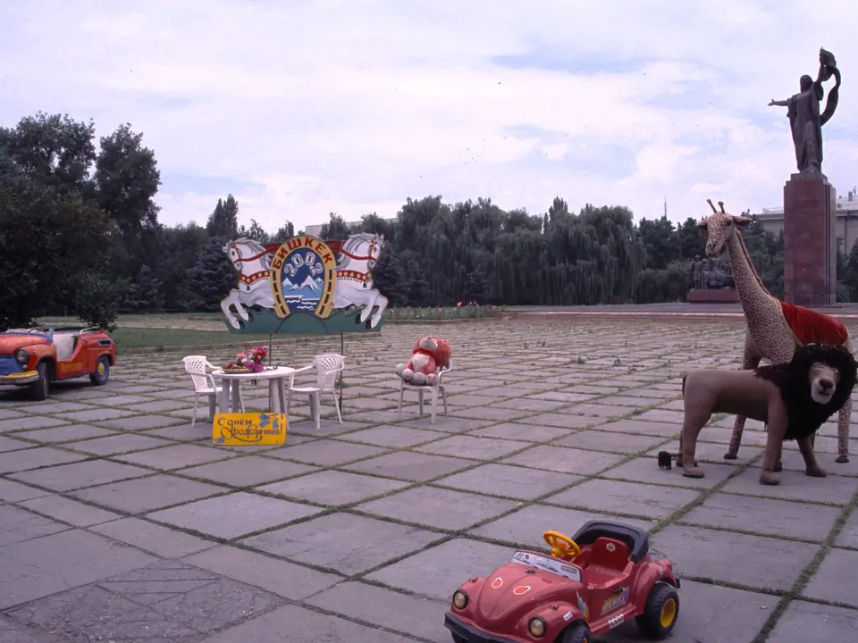 Erkindik - Revolution Militant square