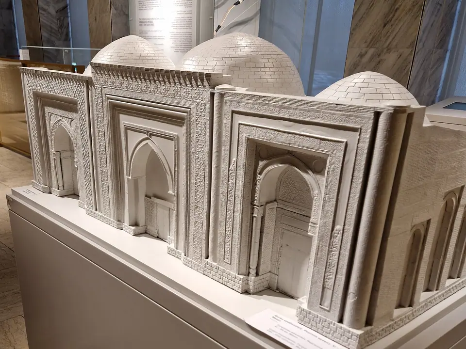 maquette of the three mausoleums of Uzgen
