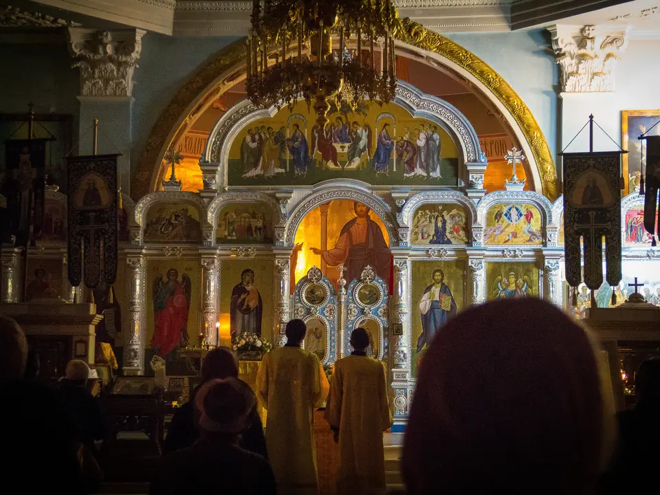Interior view. Icons from the Cathedral of the Assumption of the Virgin in Tashkent can be seenathedral of the Assumption of the Virgin in Tashkent