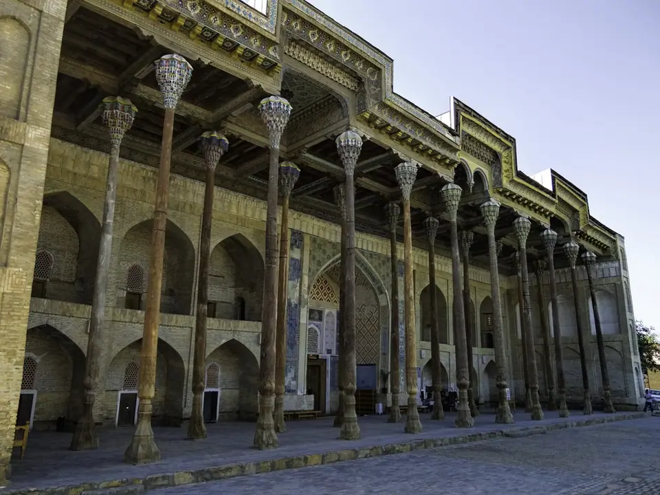 Bolo Hauz Mosque