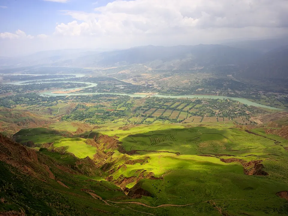 The river Machu meanders through the landscape of Amdo