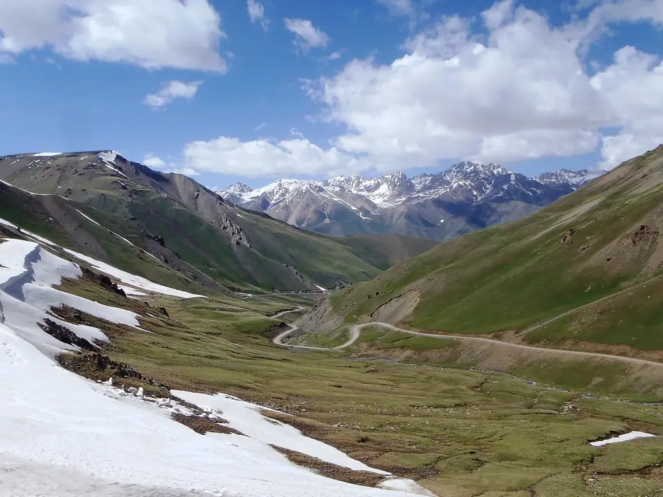 View of Toluk valley from the Kalmak Ashuu pass