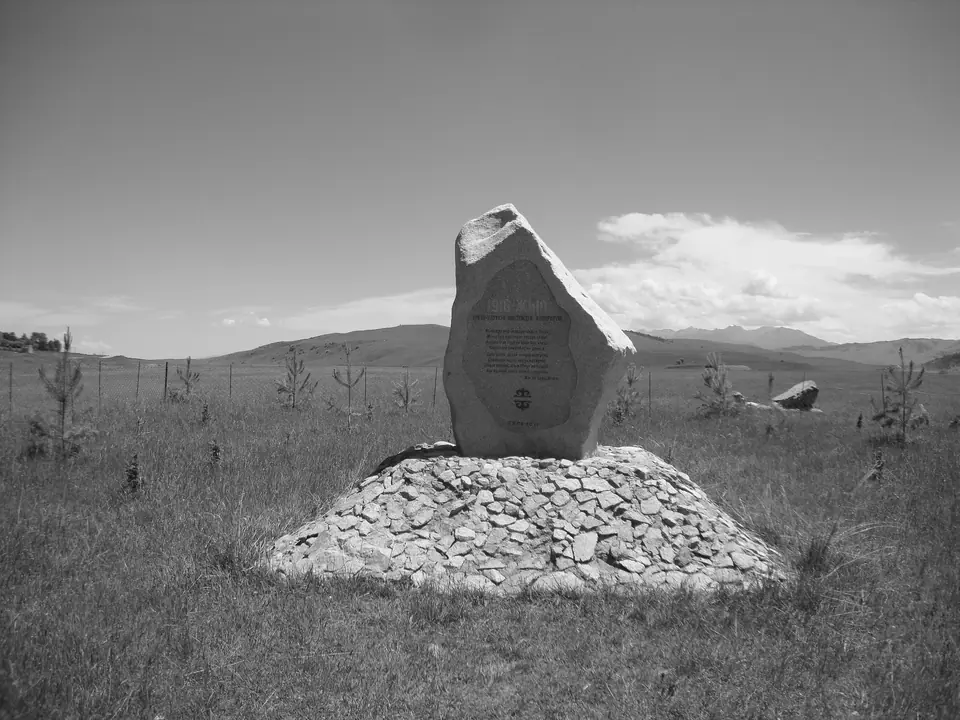 Memorial in San Tash