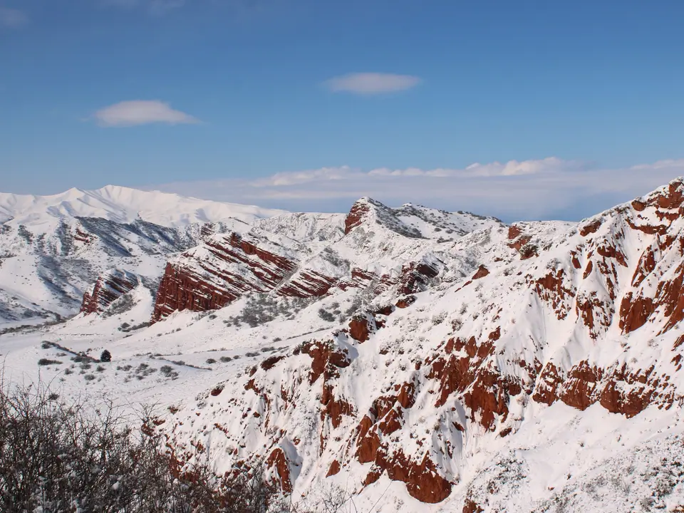 Siuttu Bulak red cliffs