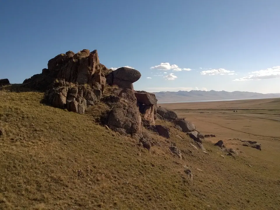 Tash Doeboe (Song Kul's lake)