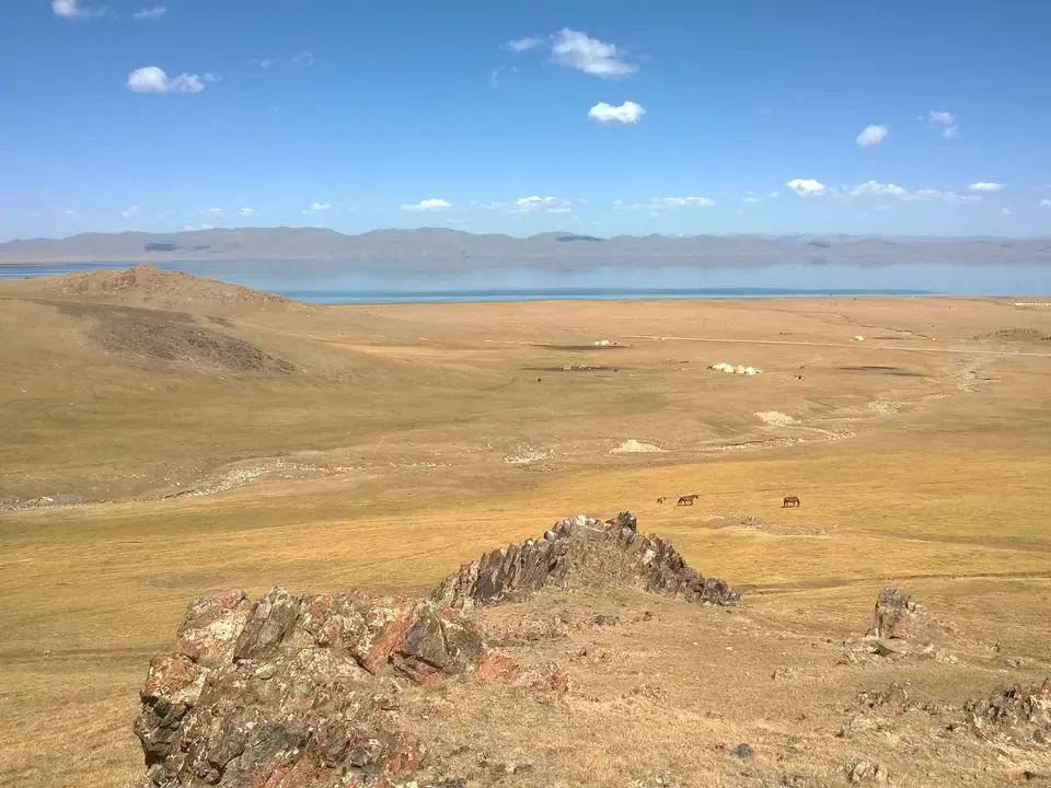 Tash Doeboe (Song Kul's lake)