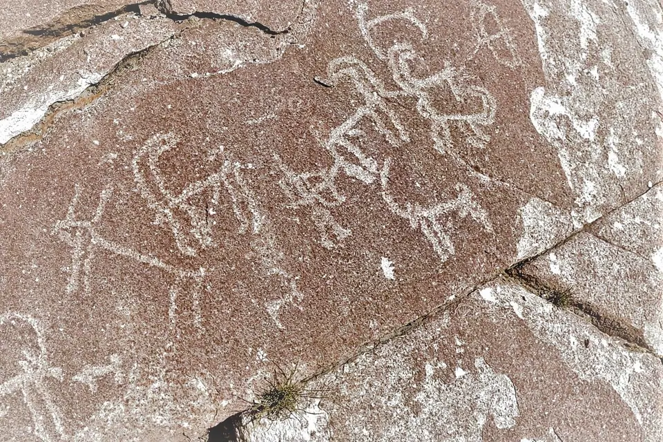 Hunting scene drawn on granit