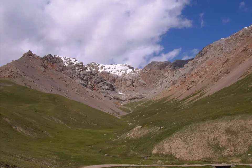 Ashusu pass in Borkoldoy range linking Karasay to Uzongukush