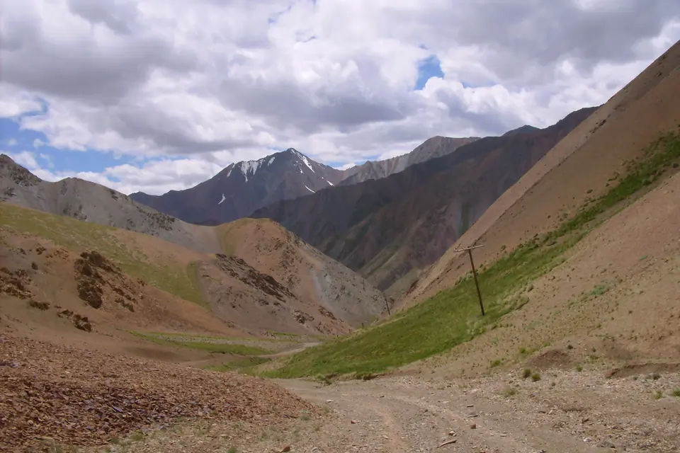 Ashusu pass in Borkoldoy range linking Karasay to Uzongukush