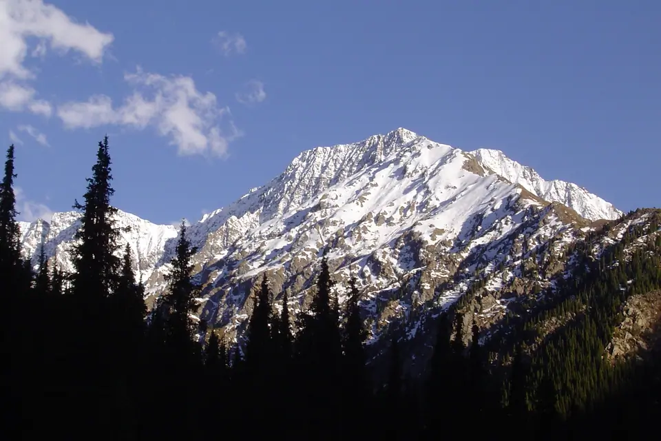 Peak Shakiratma stand in front of the geo-physical and meteorological of Chong Kyzyl Suu
